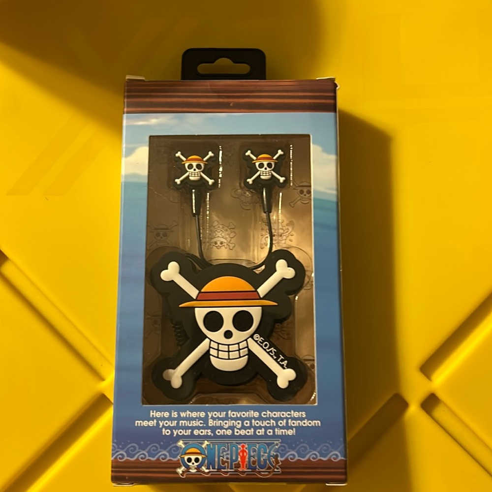 Earbuds and cord organizer in line microphone brand new in the box